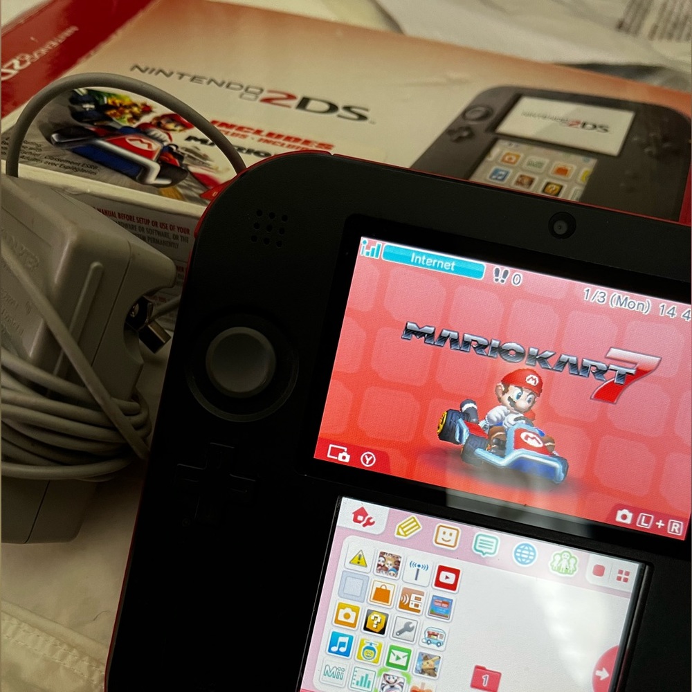 Nintendo 2DS System Handheld black & red